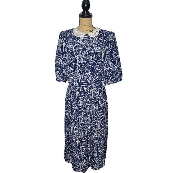 Vintage 70s Tulip Print Pleated Crochet Collar Dress - Picture 1 of 13
